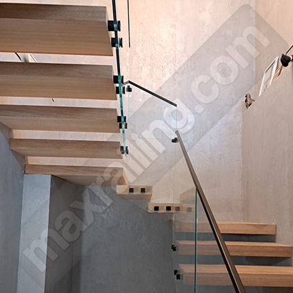 Стъклен парапет по стълби с дистанционер